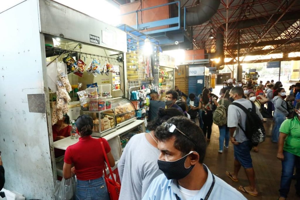 primeiro dia de movimentação e embarque prioritário no transporte público de goiânia por causa da pandemia da covid-19, goiás