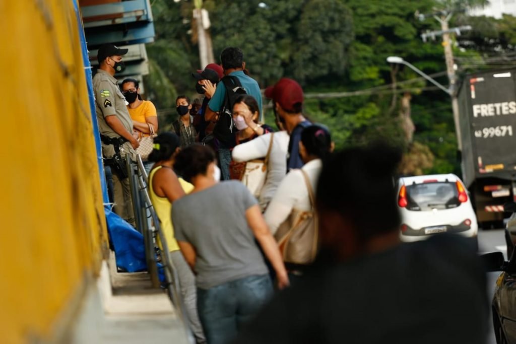 primeiro dia de movimentação e embarque prioritário no transporte público de goiânia por causa da pandemia da covid-19, goiás