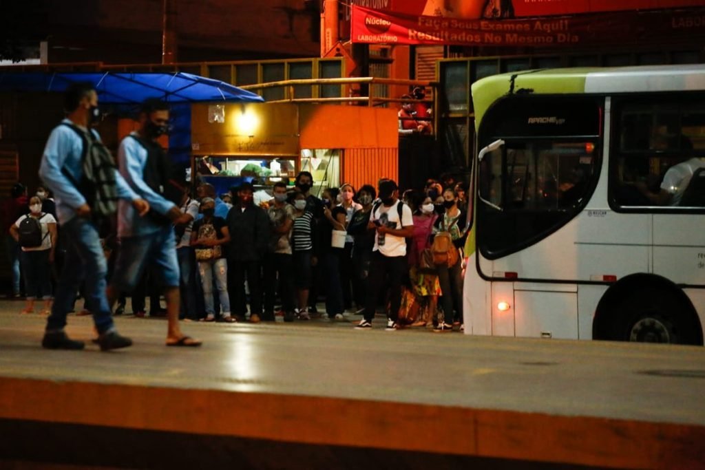 primeiro dia de movimentação e embarque prioritário no transporte público de goiânia por causa da pandemia da covid-19, goiás