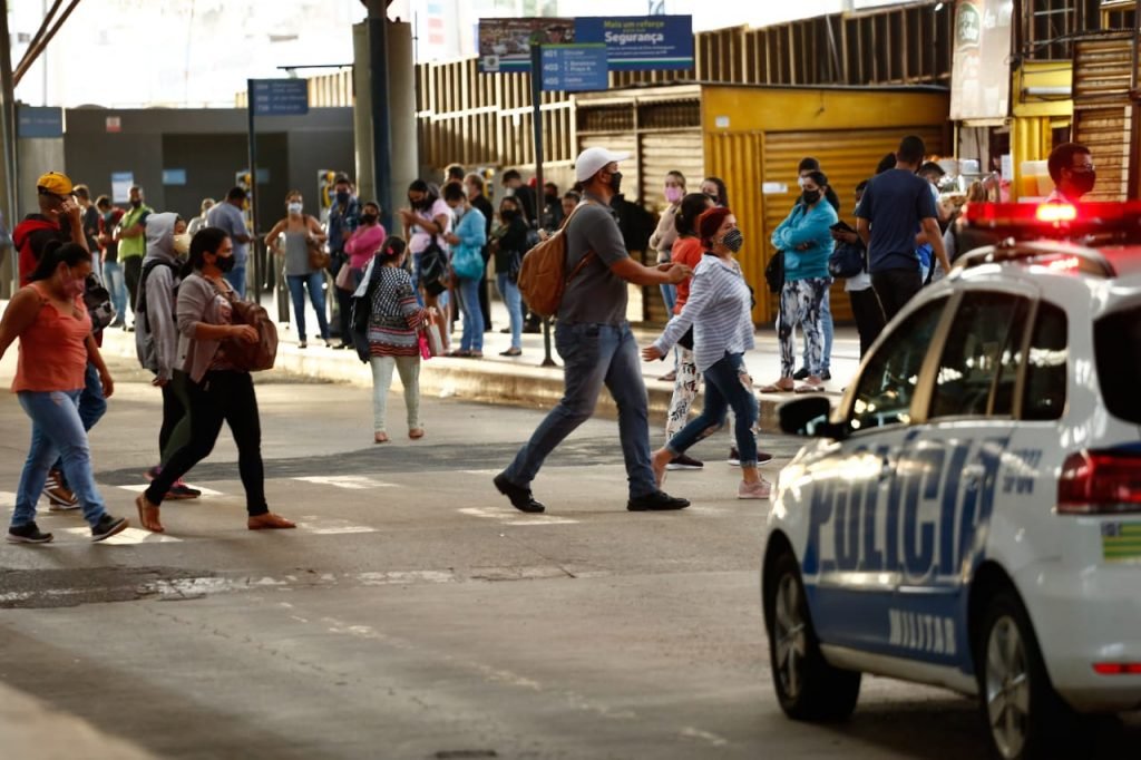primeiro dia de movimentação e embarque prioritário no transporte público de goiânia por causa da pandemia da covid-19, goiás