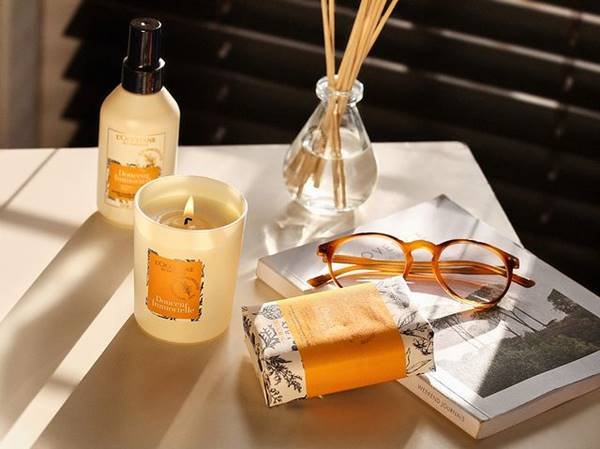 Vela aromática, difusor, aromatizador, sabonete e óculos
