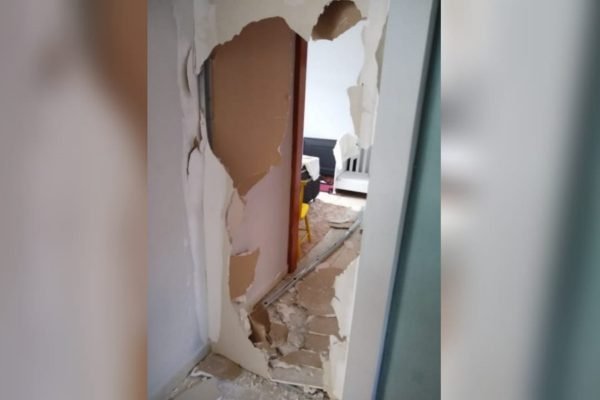 porta de clínica de estética quebrada por homem que ficou furioso por causa de atraso no almoço