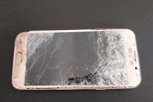 celular danificado por marido de mulher que brigou com ela por causa do atraso do almoço, em goiás