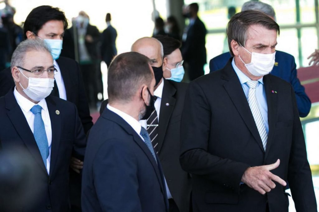Após recorde de mortes, Bolsonaro anuncia comitê de crise contra Covid