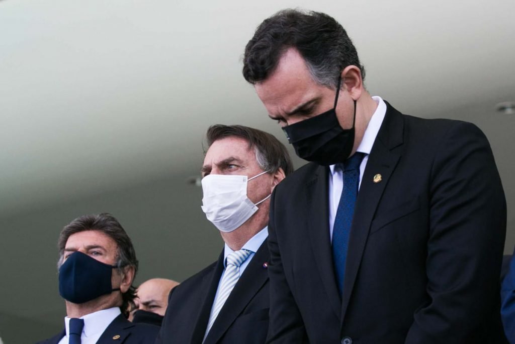 Após recorde de mortes, Bolsonaro anuncia comitê de crise contra Covid