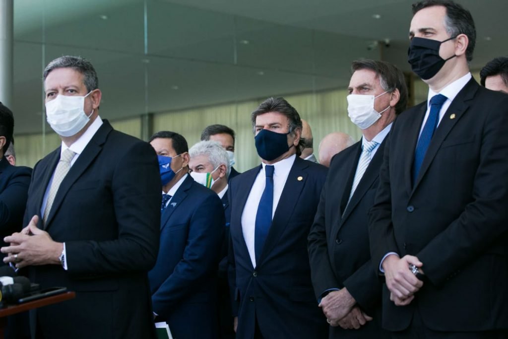 Após recorde de mortes, Bolsonaro anuncia comitê de crise contra Covid
