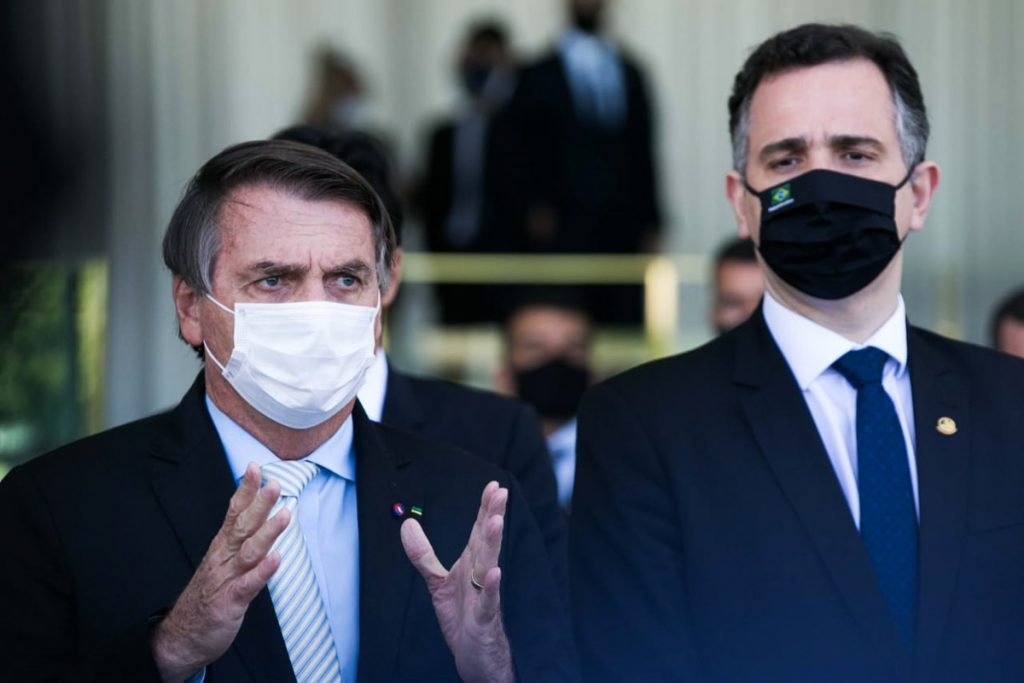 Após recorde de mortes, Bolsonaro anuncia comitê de crise contra Covid