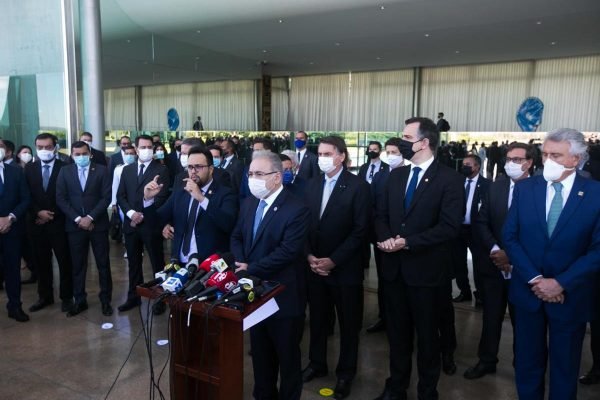 Governadores pedem isolamento social nacional em reunião com Bolsonaro