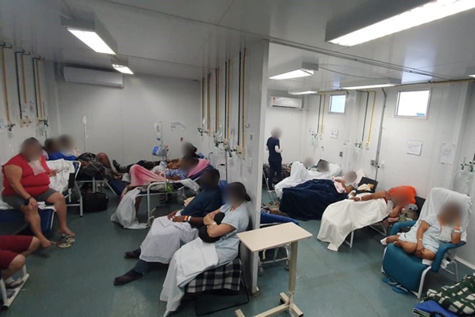 Pacientes esperando atendimento em UPA