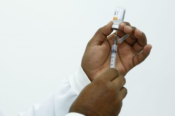 Vacina sendo preparada para aplicação em Goiânia