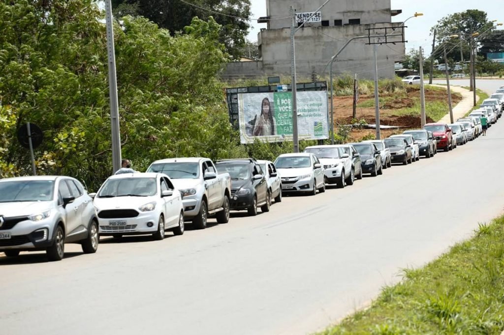 Fila de carros para vacinação contra Covid-19 em Goiânia