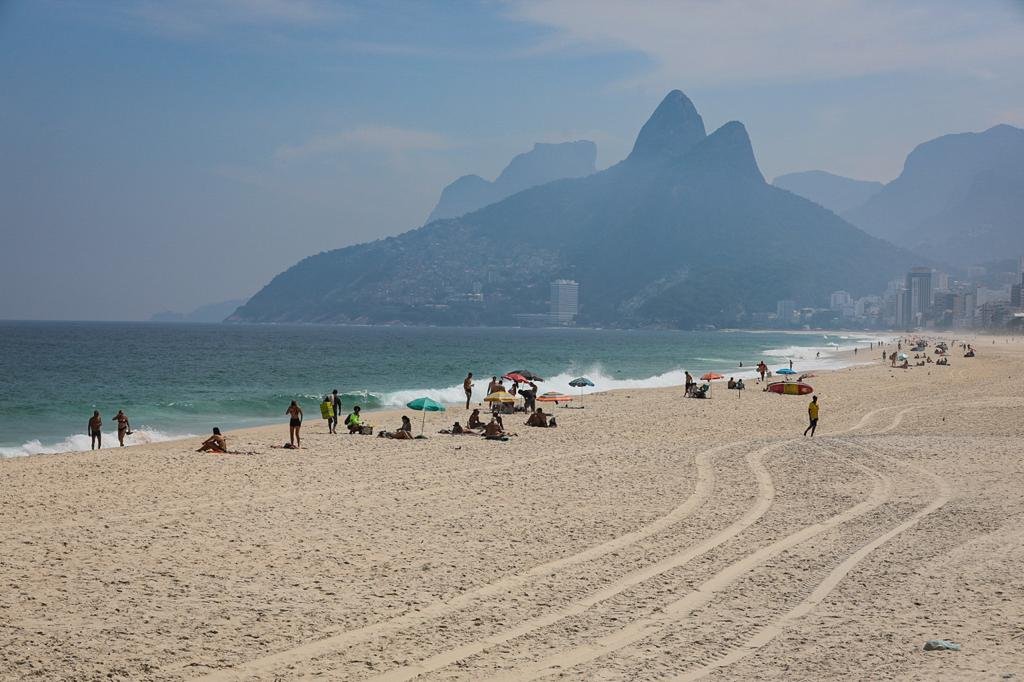 Cariocas e turistas ignoram medidas restritivas e permanecem nas areias das praias do Rio