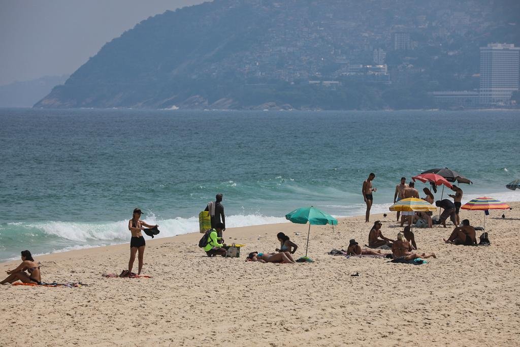 Cariocas e turistas ignoram medidas restritivas e permanecem nas areias das praias do Rio