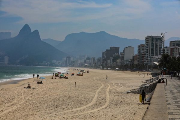 Cariocas e turistas ignoram medidas restritivas e permanecem nas areias das praias do Rio