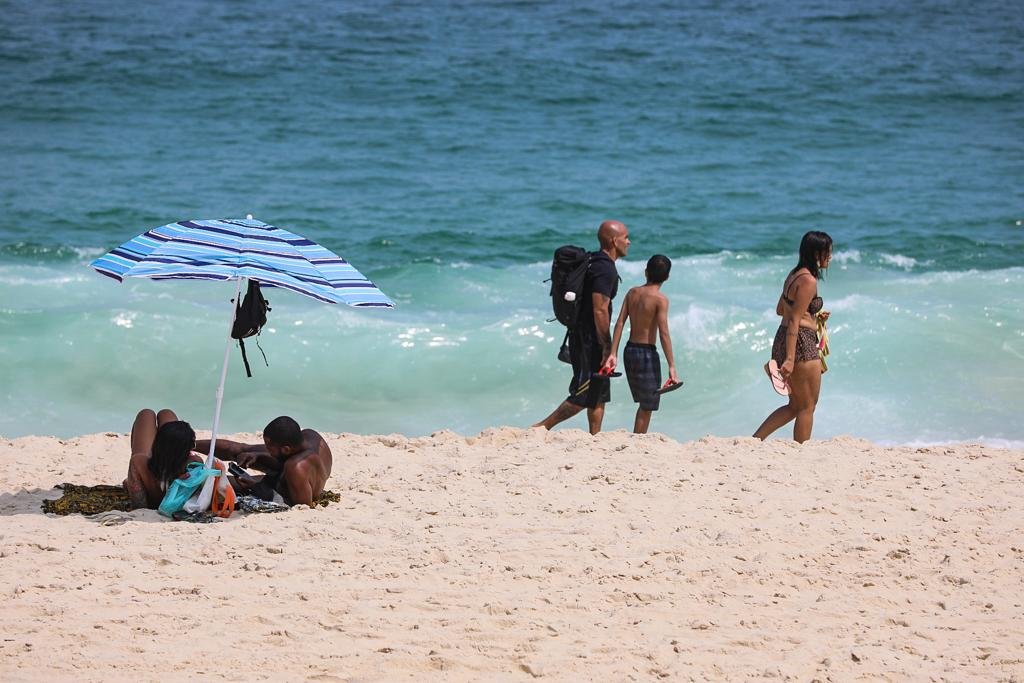 Cariocas e turistas ignoram medidas restritivas e permanecem nas areias das praias do Rio