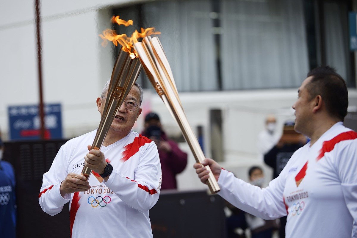 símbolo oficial jogos olímpicos tokyo 2020 japão e tocha fogo