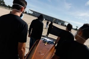 Cortejo fúnebre organizado pelo Conselho de Saúde do DF em protesto pelas mais de 300 mil mortes por Covid-19 no Brasil