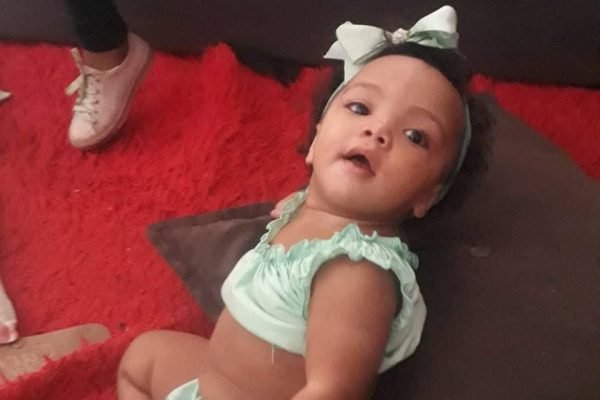 Bebê morre afogada em balde