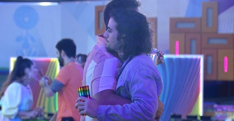 Fiuk e Arthur se abraçando