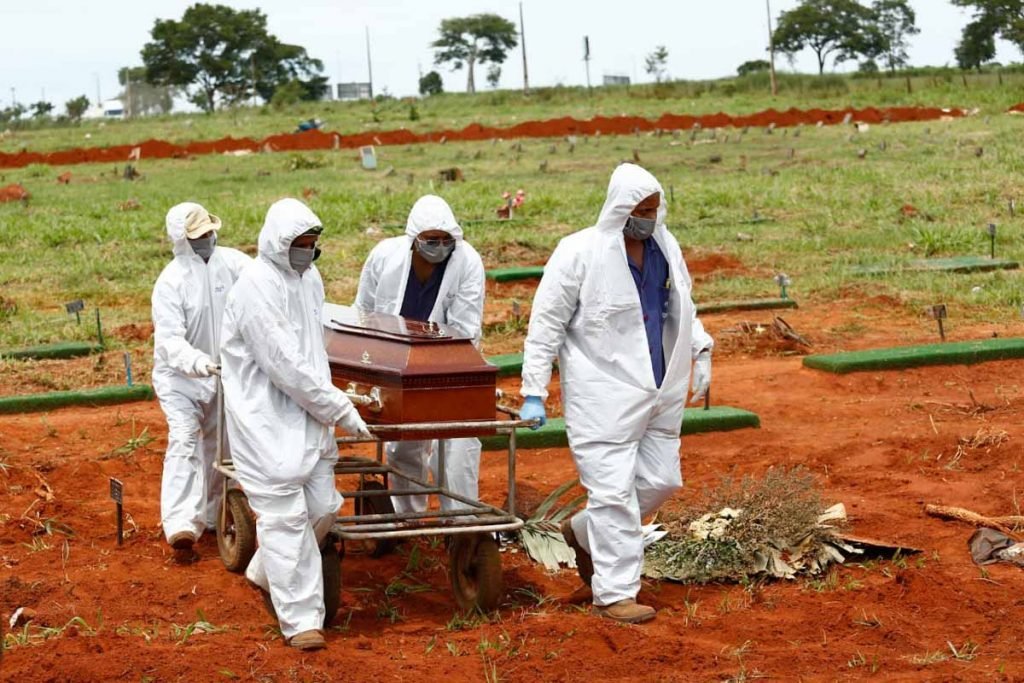 movimento de enterros e carros de funerária no cemitério vale da paz, em goiânia, goiás