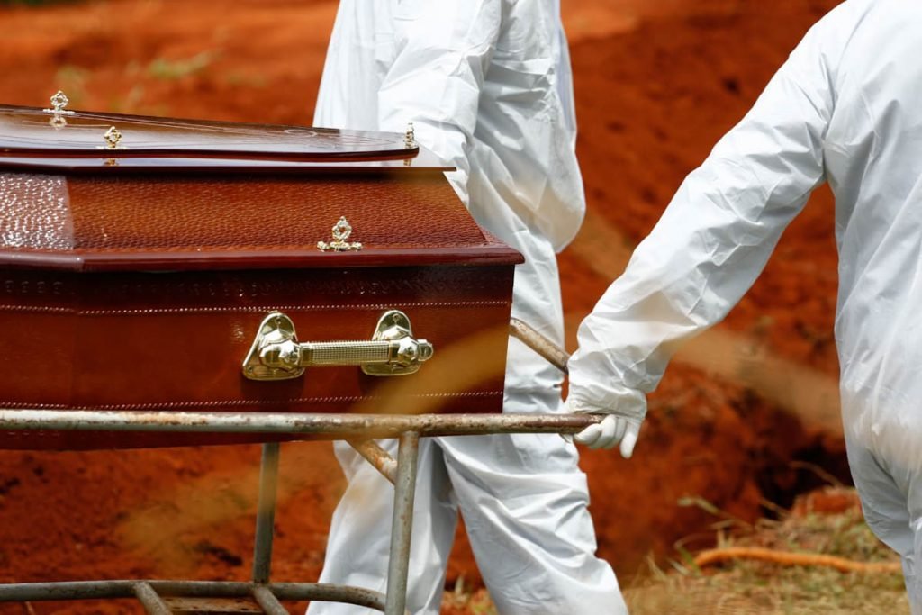 movimento de enterros e carros de funerária no cemitério vale da paz, em goiânia, goiás