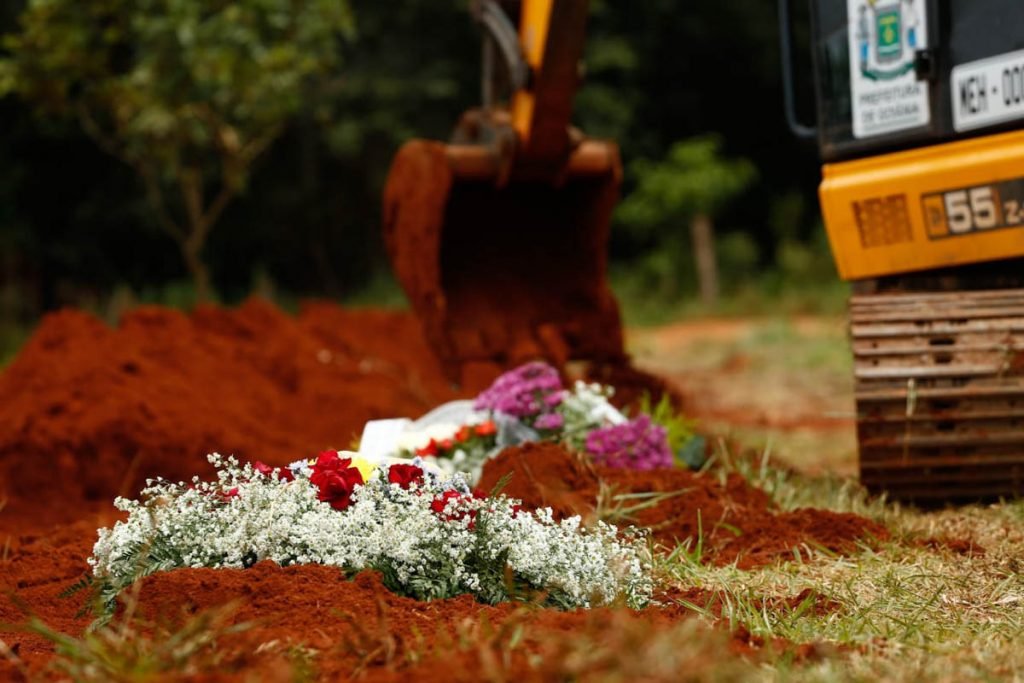 movimento de enterros e carros de funerária no cemitério vale da paz, em goiânia, goiás