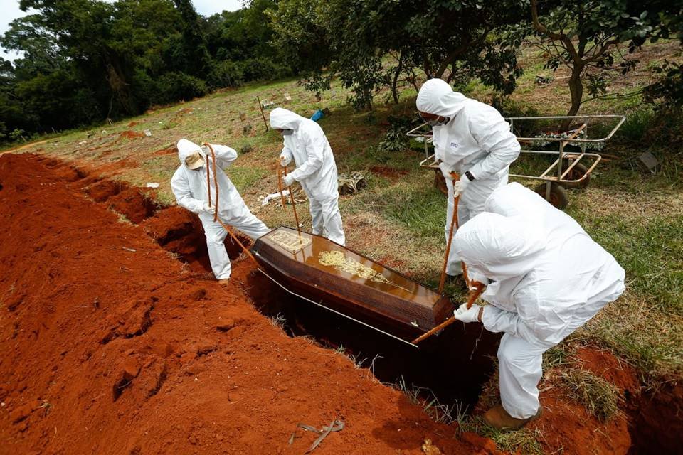 Enterro de vítimas da Covid-19 em cemitério de Goiânia, Goiás