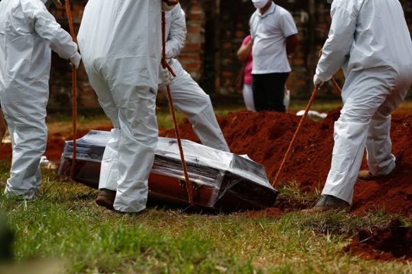 movimento de enterros e carros de funerária no cemitério vale da paz, em goiânia, goiás