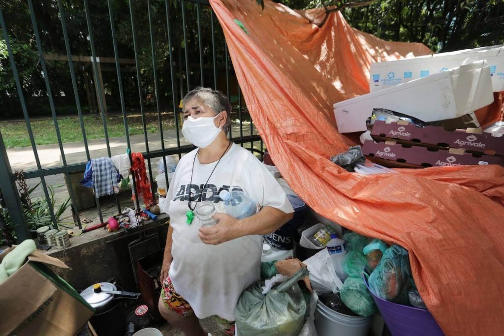 Mulher em situação de rua na cidade de São Paulo