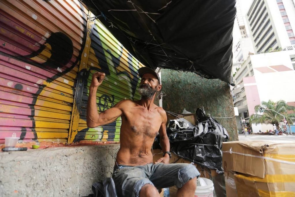 Homem em situação de rua na cidade de São Paulo