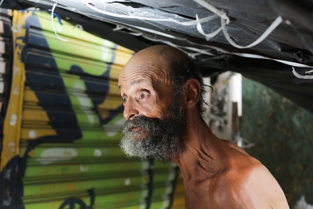 Homem em situação de rua na cidade de São Paulo