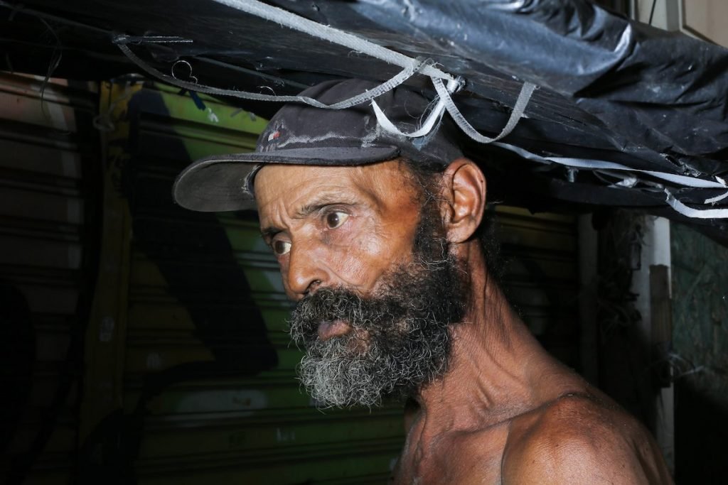 Homem em situação de rua na cidade de São Paulo