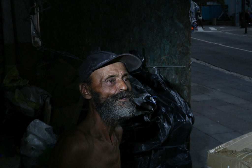 Homem em situação de rua na cidade de São Paulo