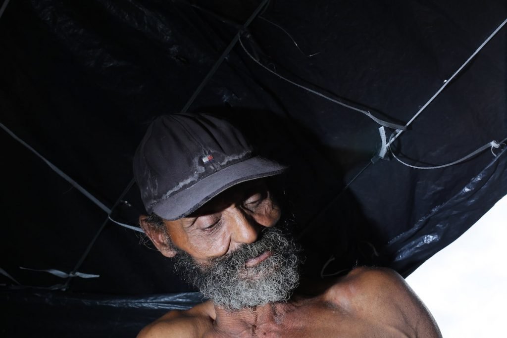 Homem em situação de rua na cidade de São Paulo