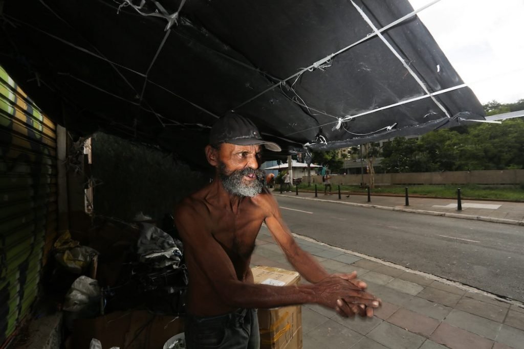 Homem em situação de rua na cidade de São Paulo
