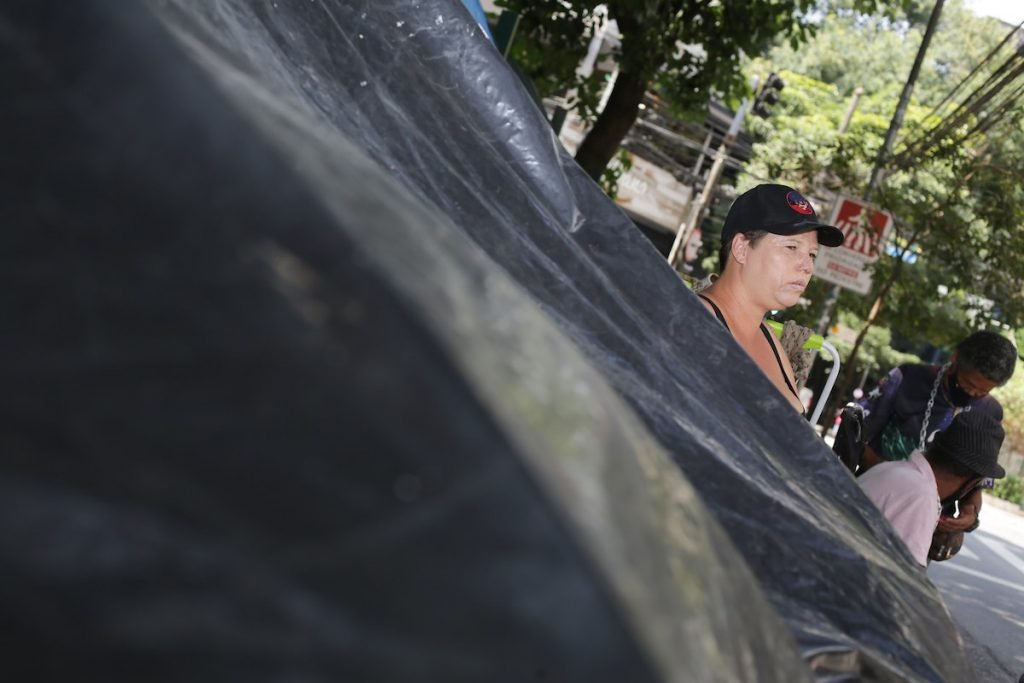 Mulher em situação de rua na cidade de São Paulo