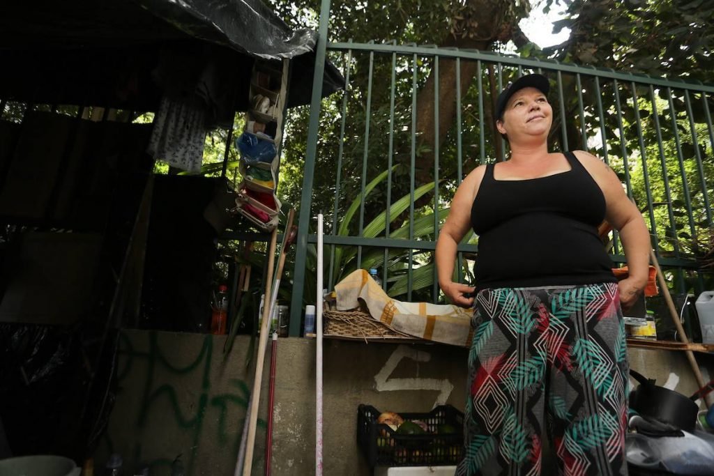 Mulher em situação de rua na cidade de São Paulo
