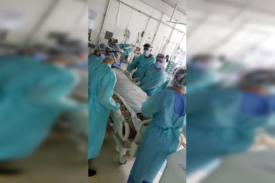 médicos virando paciente em UTI