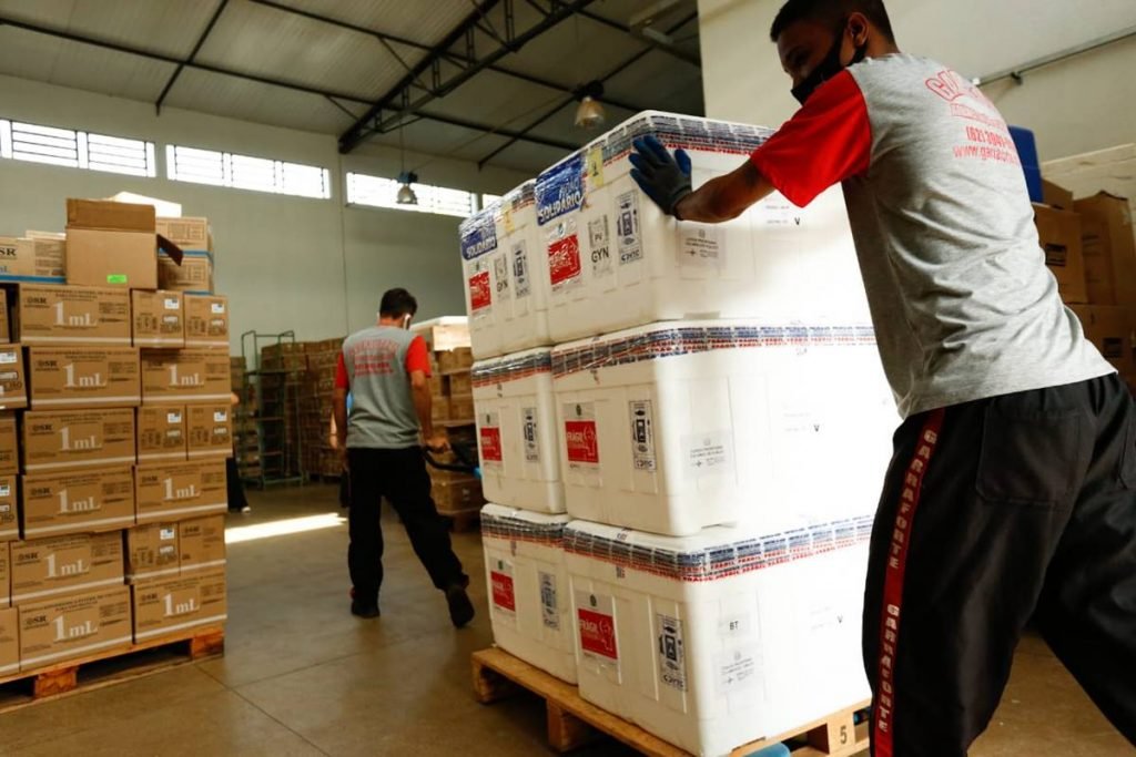 Chegada de novo lote da vacina contra a covid-19 em Goiás