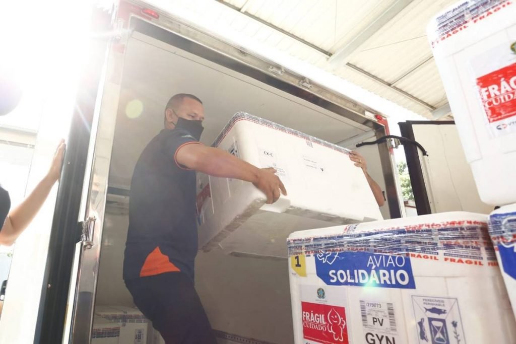 Chegada de novo lote da vacina contra a covid-19 em Goiás