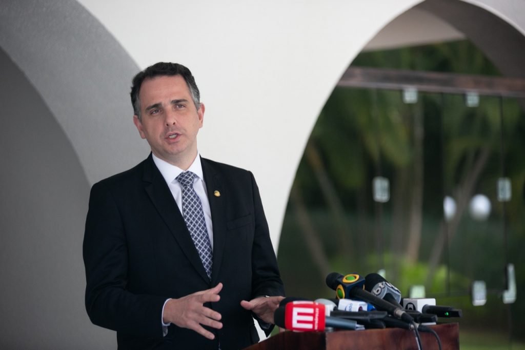 Rodrigo Pacheco fala com a imprensa na residência oficial