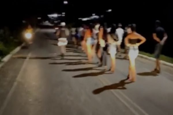 Grupo caminha até delegacia após polícia encerrar festa na PB
