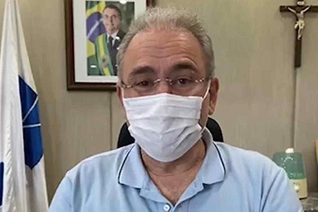 Marcelo Queiroga usando máscara de proteção facial