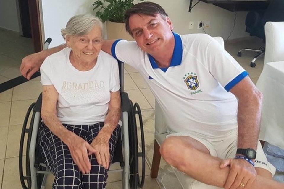 O presidente Jair Bolsonaro ao lado da mãe, dona Olinda