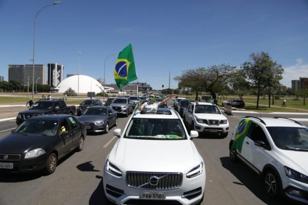 Manifestação na Esplanada apoia Bolsonaro e pede fim do lockdown