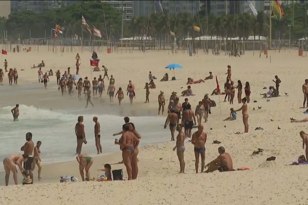 Cariocas invadem praias do Rio e desrespeitam medidas restritivas