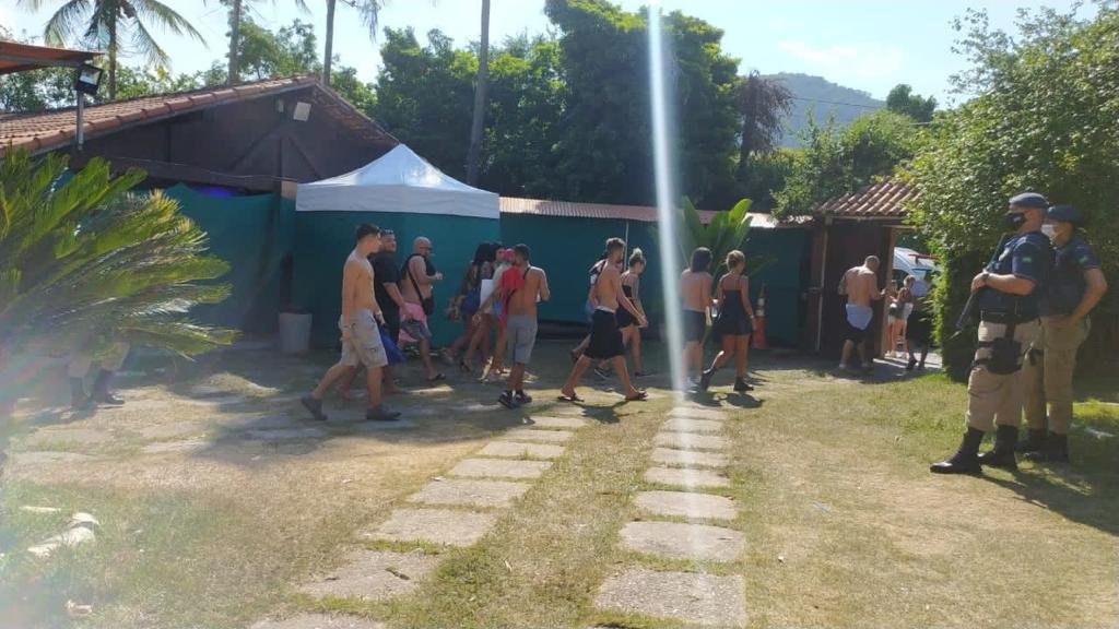 Em plena pausa emergencial, pool party é encerrada pela prefeitura do Rio