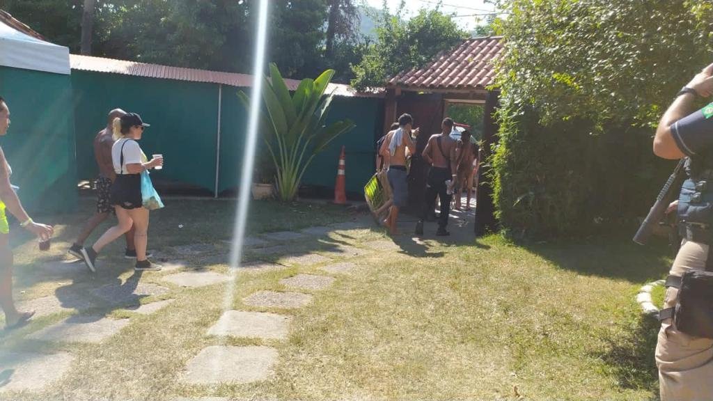 Em plena pausa emergencial, pool party é encerrada pela prefeitura do Rio