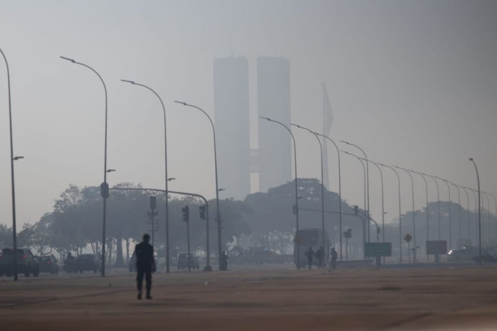 Névoa de fumaça vista na Asa Norte também mudou o cenário da manhã na Esplanada