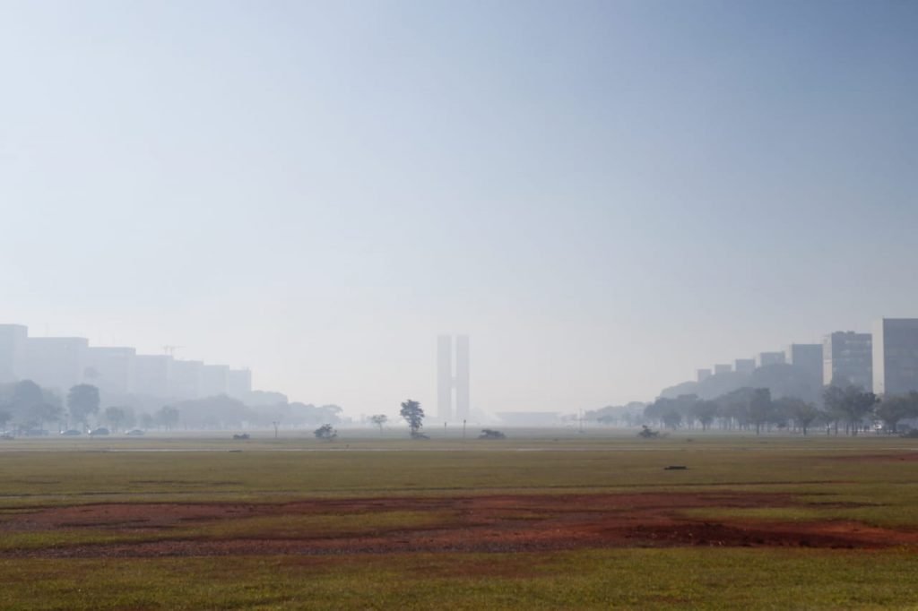 Névoa de fumaça vista na Asa Norte também mudou o cenário da manhã na Esplanada